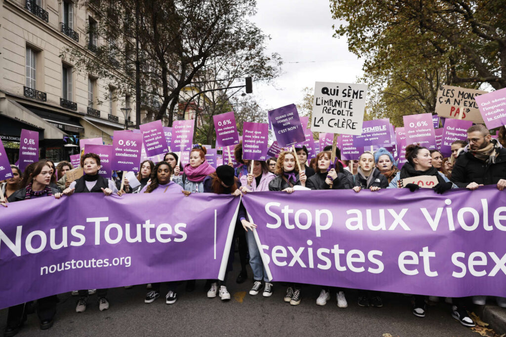 découvrez une manifestation féministe engagée pour l'égalité des genres et la lutte contre les discriminations, rassemblant femmes, hommes et non-binaires prônant le respect et la reconnaissance de tous les individus.