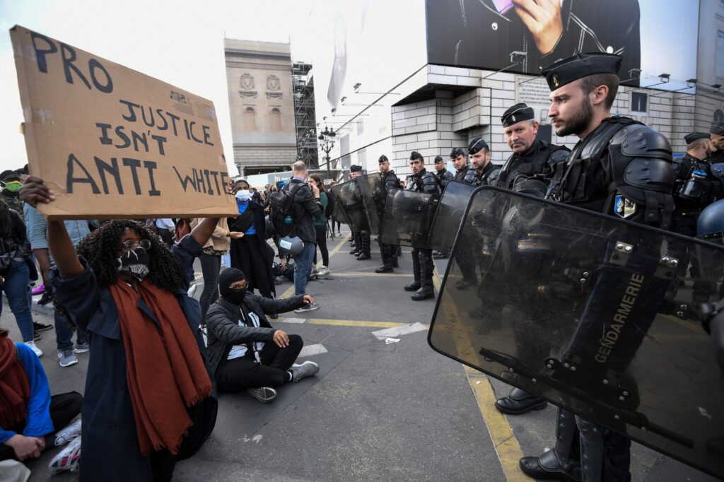 la répression policière s'intensifie lors des manifestations extrémistes.