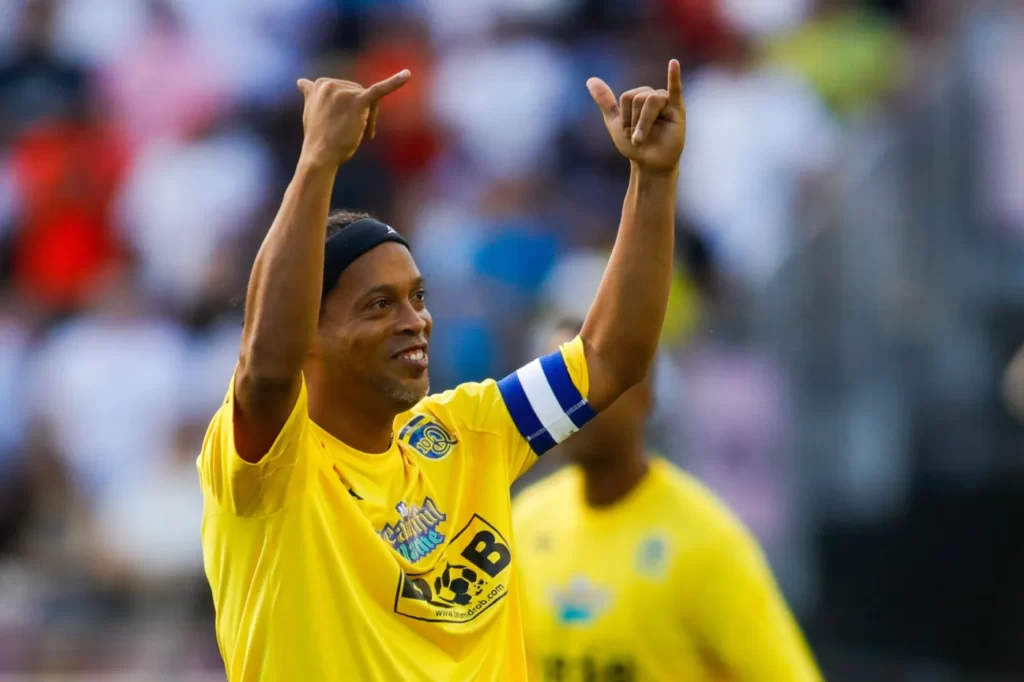 ronaldinho fête sans autorisations : découvrez comment le célèbre footballeur célèbre sans autorisations et les conséquences éventuelles de son comportement.