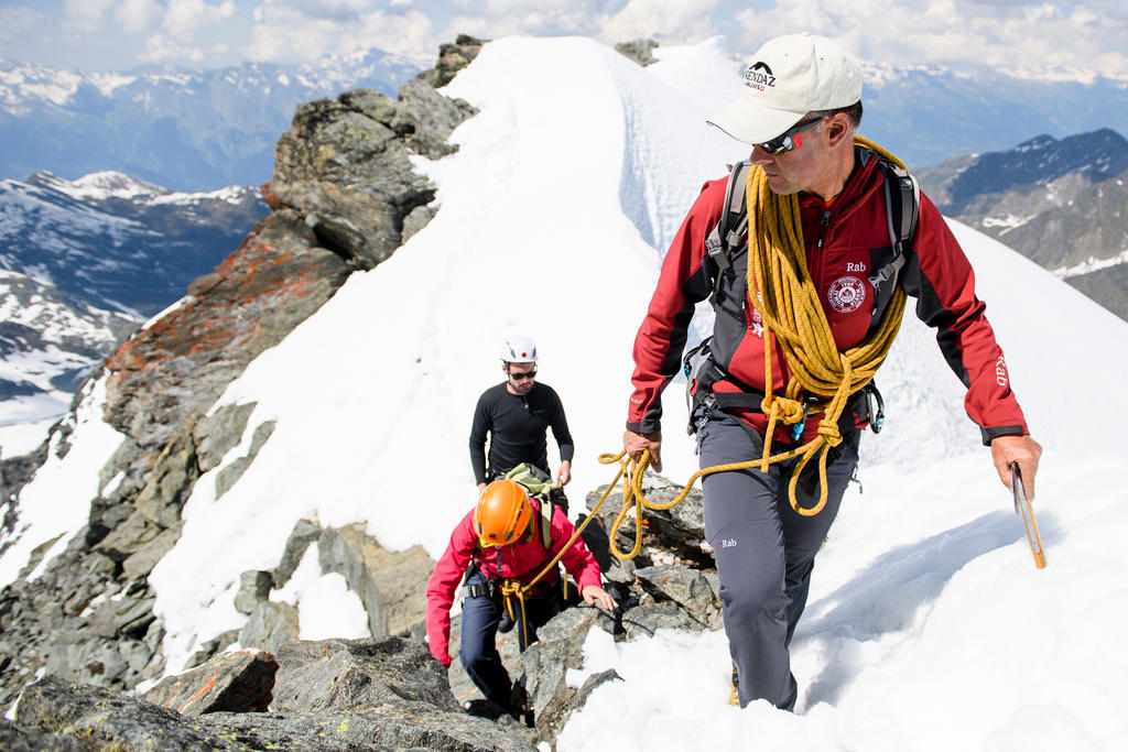 découvrez les détails poignants de la tragédie des alpinistes retrouvés sans vie dans les alpes suisses. une histoire bouleversante qui témoigne de la dangerosité de l'alpinisme et de la force impitoyable de la nature.