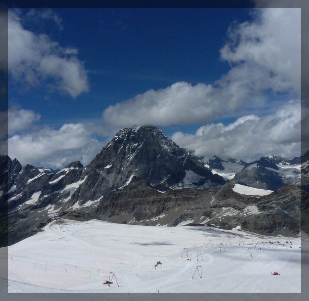 découvrez la réaction passionnante des gardiens de la cabane cervin face aux défis de la montagne. plongez dans leur quotidien unique, entre nature sauvage et aventures alpines.