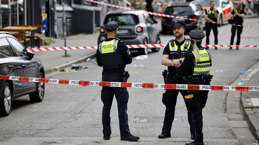 découvrez les dernières informations concernant l'intervention de la police à kreuzlingen suite à un incident impliquant un homme armé. restez informé sur les mesures de sécurité mises en place et les mises à jour de la situation.