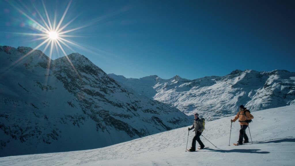 découvrez comment 2 200 touristes sont bloqués à saas-fee en raison de travaux en cours. informez-vous sur les enjeux et les solutions mises en place pour cette station de ski prisée des alpes suisses.