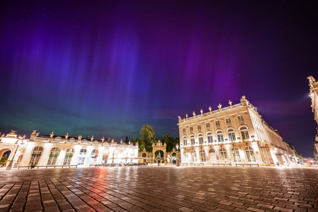 découvrez les merveilles des tempêtes solaires et leur impact sur notre atmosphère, donnant naissance à des aurores boréales éblouissantes. plongez dans ce phénomène naturel captivant qui illumine nos ciels nocturnes.